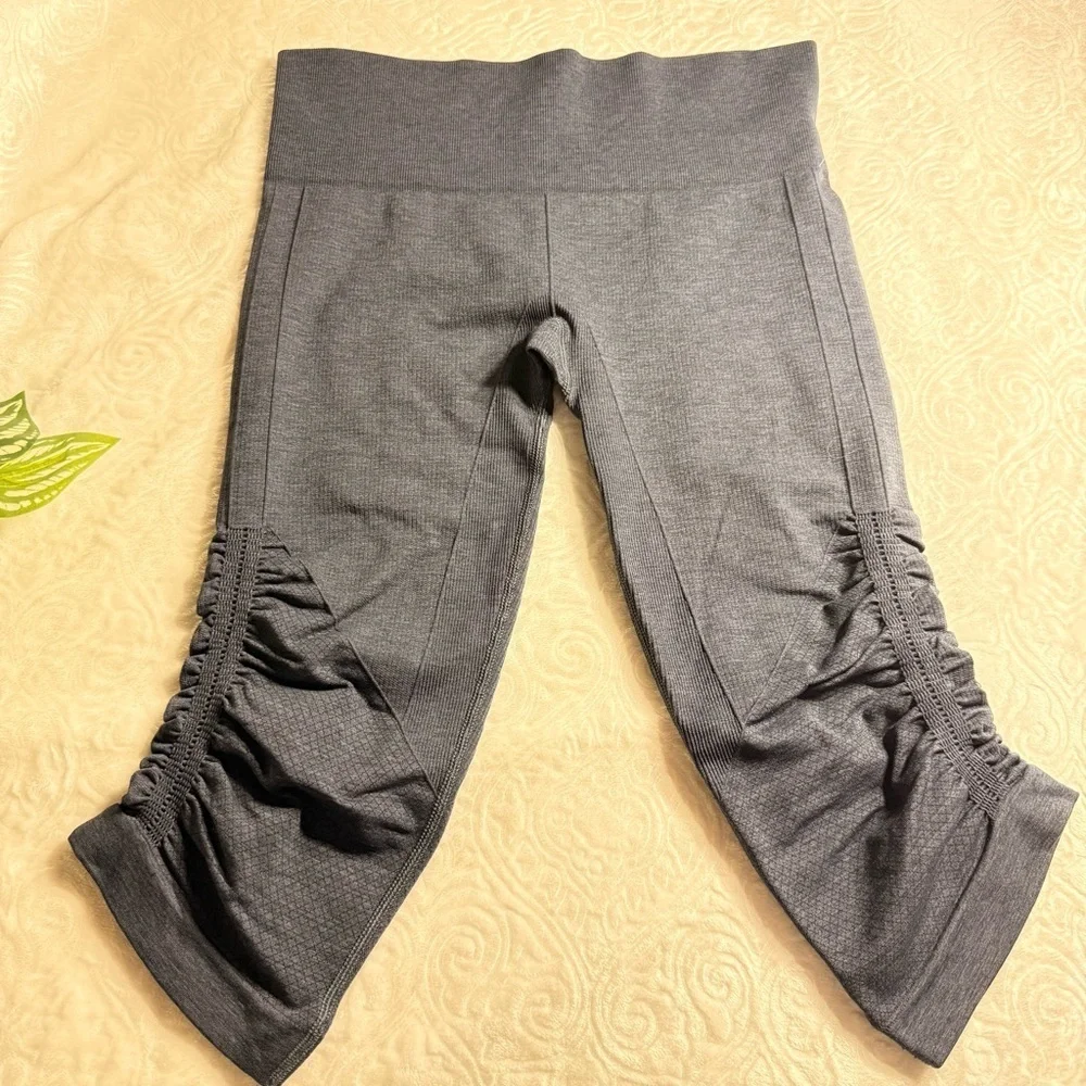 Lululemon Gray Cropped Leggings Size 6